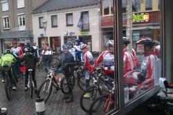 Veel mountainbikers voor het huus